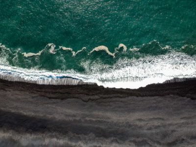 Juodo smėlio paplūdimiai